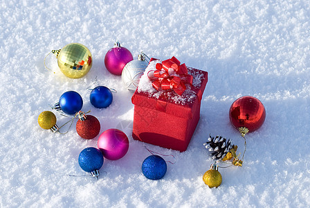 红礼盒 雪上带圣诞球图片