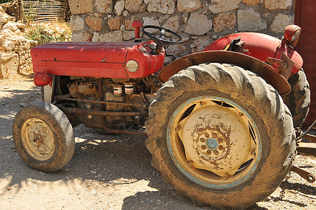 红色旧旧拖拉机橡皮柴油机引擎农业力量运输轮子收获驾驶车辆图片