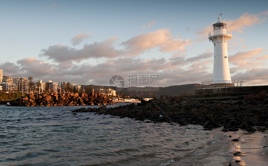 狼人月出时的灯塔日出海洋海岸房子日落图片