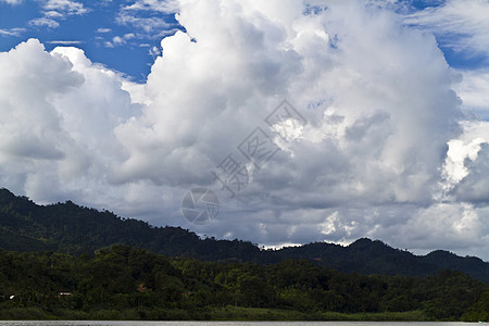 山丘和河流图片