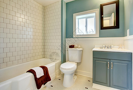 新改造的蓝色浴室 带有经典白色瓷砖图片