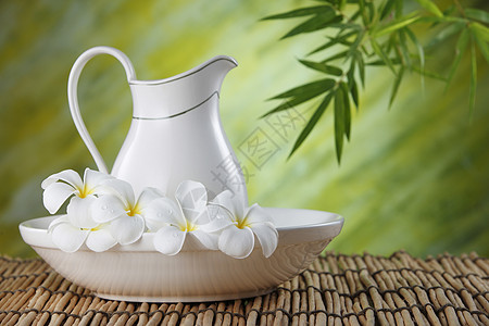 牛奶浴温泉按摩生活毛巾场景花瓶叶子白色卵石竹子图片