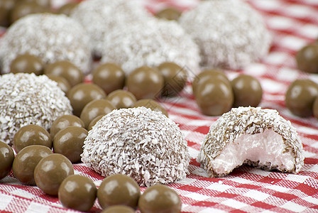 巧克力和椰子覆盖棉花糖棕色糖果营养牛奶织物红色泡沫白色甜点美食图片