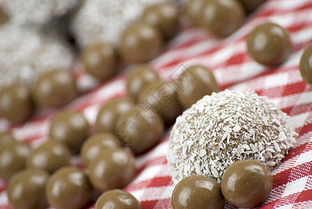 巧克力和椰子覆盖棉花糖蛋糕甜点白色蜜饯可可营养红色牛奶棕色织物图片
