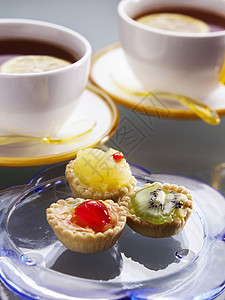 茶两杯水果糕点馅饼釉面食物盘子蛋糕甜点服务美食图片