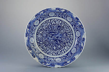 古董制品盘子陶瓷花朵风格装饰瓷器商品历史蓝色背景图片