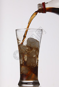 倾灌矿物气泡可乐苏打饮食果汁玻璃酒精液体冰块图片
