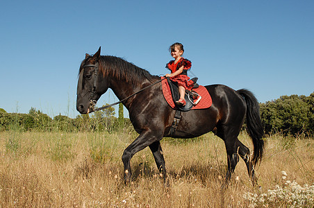 骑马女童运动幸福女孩朋友黑色微笑动物图片