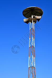麦克风塔参天蓝色扬声器喇叭扩音器天空广播背景图片