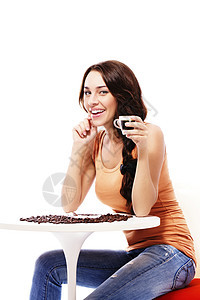 快乐的女士坐在桌上 喝着咖啡图片