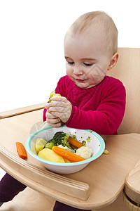 以高椅子吃饭的幼儿儿童食物小菜红色木材土豆白色高脚椅蔬菜木头图片