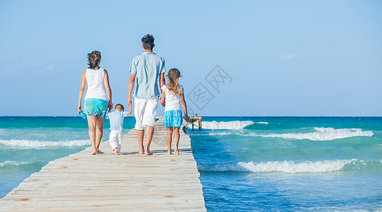 四口四口在海边木制码头上海洋妈妈海岸海岸线母亲男性女性女儿假期女孩图片