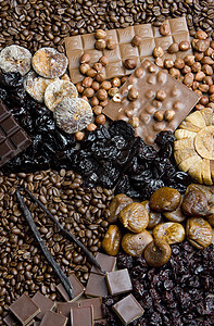 含巧克力和咖啡豆的干果坚果咖啡内饰棕色榛子静物李子营养香草修剪图片