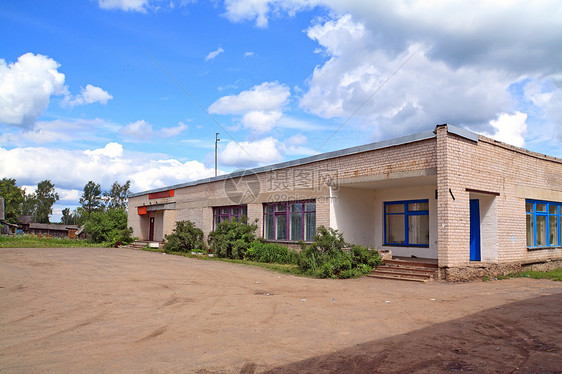 农村街道上的灰砖建筑天空车道大学奢华住房阳光入口水泥草地财富图片