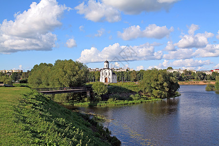河岸上的基督教教堂图片