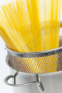 锅中的意大利面静物滤器食物营养黄色炊具厨具美食面条图片