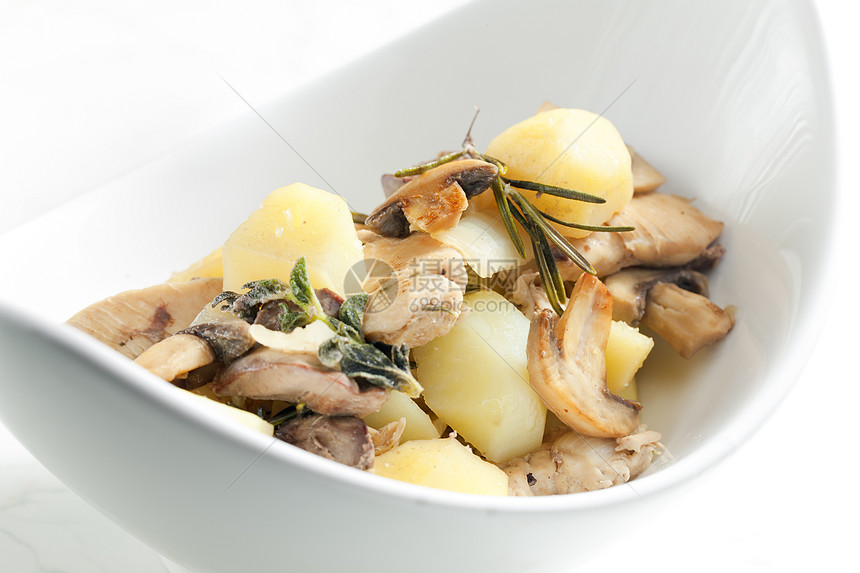 配鸡肉和鸡肉的马铃薯土豆食物家禽美食盘子迷迭香营养静物图片