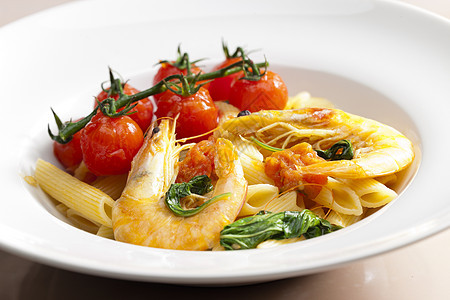 有虾 菠菜和烤樱桃西红柿的意大利面蔬菜食物美食海鲜营养静物盘子图片