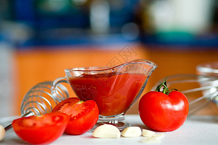 准备番茄香辣酱红色餐具灯泡饮食芳香香气食物烹饪图片