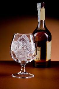 威士忌加冰块玻璃反射水晶麦芽淡水餐厅酒精酒醉酒吧奢华图片