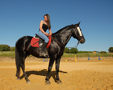 和有马的装饰的妇女青少年舞步头盔天空动物马术盛装训练竞赛骑马图片