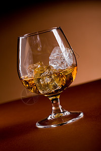 威士忌加冰块淡水立方体酒吧反射酒精奢华餐厅静物花萼瓶子图片