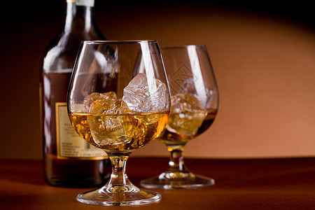 威士忌加冰块酒精立方体静物酒吧酒醉花萼玻璃淡水水晶瓶子图片