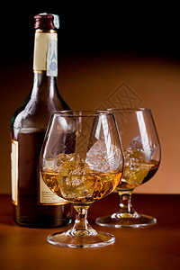 威士忌加冰块餐厅瓶子奢华酒吧饮料玻璃酒精花萼反射淡水图片