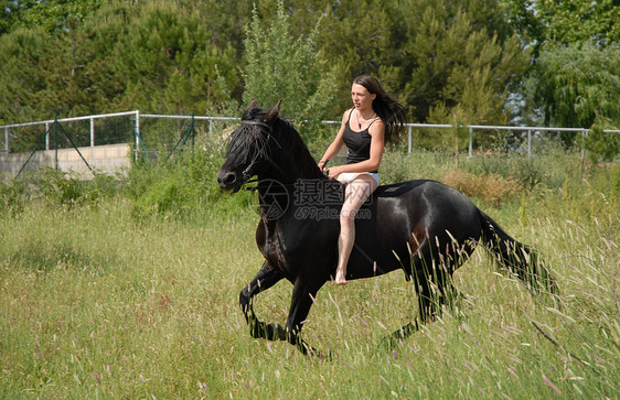 年轻妇女和马蓝色马术白色黑色天空男性宠物运动女孩骑马图片