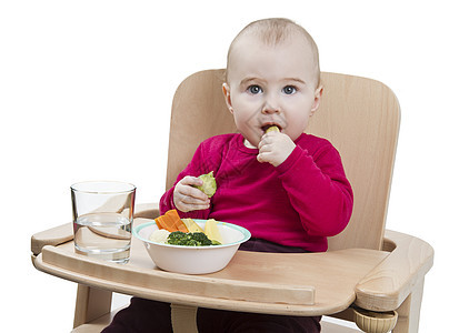 以高椅子吃饭的幼儿高脚椅辅食蔬菜土豆玻璃木材白色红色木头儿童图片