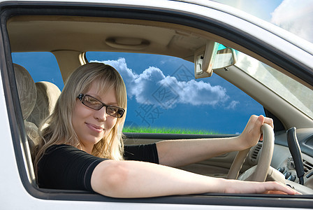 驾驶车微笑汽车玻璃青少年司机女孩女士车辆驾驶头发图片