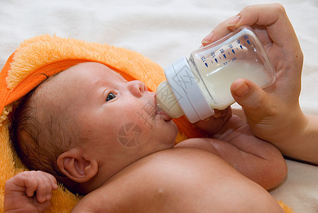 婴儿男孩和喂奶瓶图片