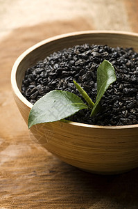 清茶和干茶享受药品白毫文化白色叶子勺子草本单宁黑色图片