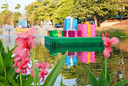 圣诞节礼物用江马语写成展示季节性季节公园民众盒子运河图片