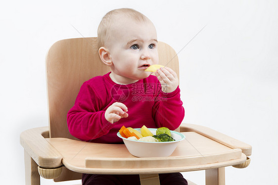 以高椅子吃饭的幼儿小菜辅食蔬菜营养品土豆婴儿食物木头高脚椅木材图片