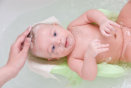 洗涤快乐男生浴缸男性皮肤妈妈幸福身体新生孩子图片
