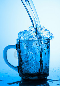 冷水溪流酒精液体海浪气泡食物宏观蓝色玻璃运动图片