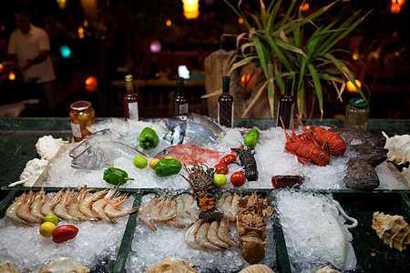 餐馆的海鲜团体美食食物菜单冷却乌贼餐厅柠檬晚餐展示图片