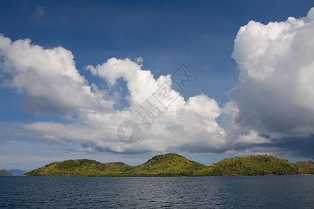 海云 陆海平原晴天阳光绿色天空蓝色赤道旅行风景海洋土地背景图片