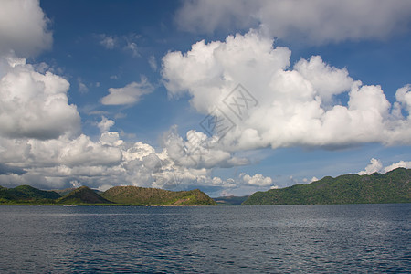 海云 陆海平原天空阳光蓝色土地海洋旅行晴天绿色风景赤道背景图片