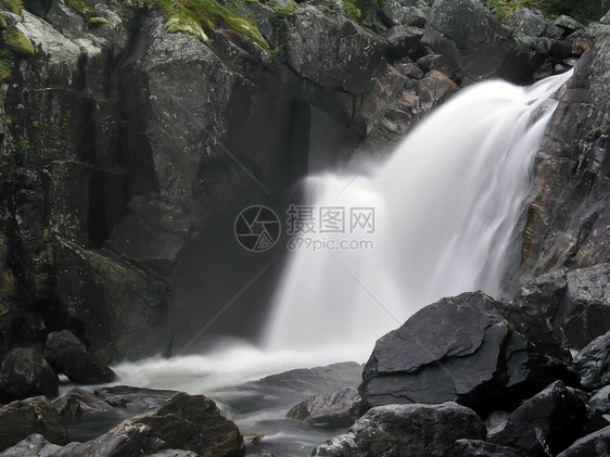 山地瀑水阳光木头溪流环境流动岩石荒野旅行石头运动图片