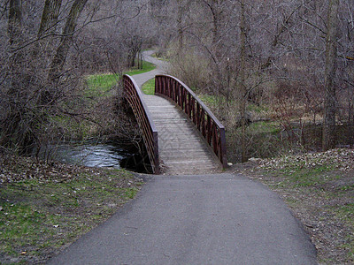 横跨小溪和弯曲路径的桥图片