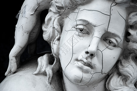 女性希腊雕塑的破碎面孔图片