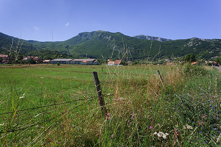 农场牧场建筑蓝色绿色场地栅栏阳光图片