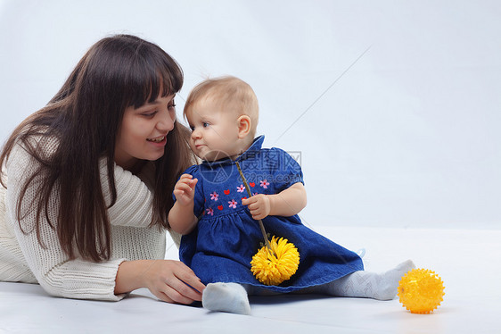 母亲有子女女儿童年孩子婴儿蓝色工作室家庭衣服女性母性图片