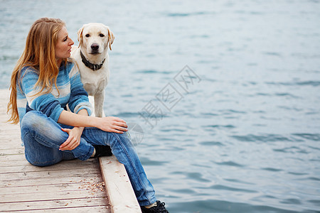 带狗的女孩女性宠物草地朋友微笑闲暇猎犬友谊乐趣训练图片