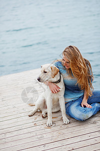 带狗的女孩乐趣宠物白色女士草地朋友训练友谊闲暇蓝色图片
