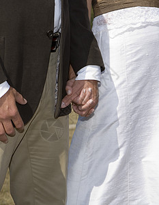 手握手成人男性男士浪漫妇女老年丈夫两个人妻子阳光图片
