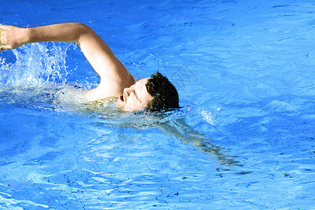 男子在游泳池中漂浮图片