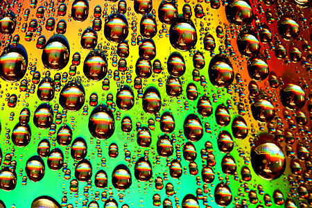 多彩水滴雨滴淋浴彩虹气泡宏观液体飞沫雨水反射紫色图片